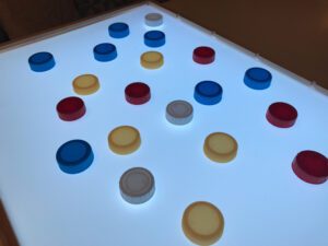 Cómo hacer una caja de luz - Tapones de colores